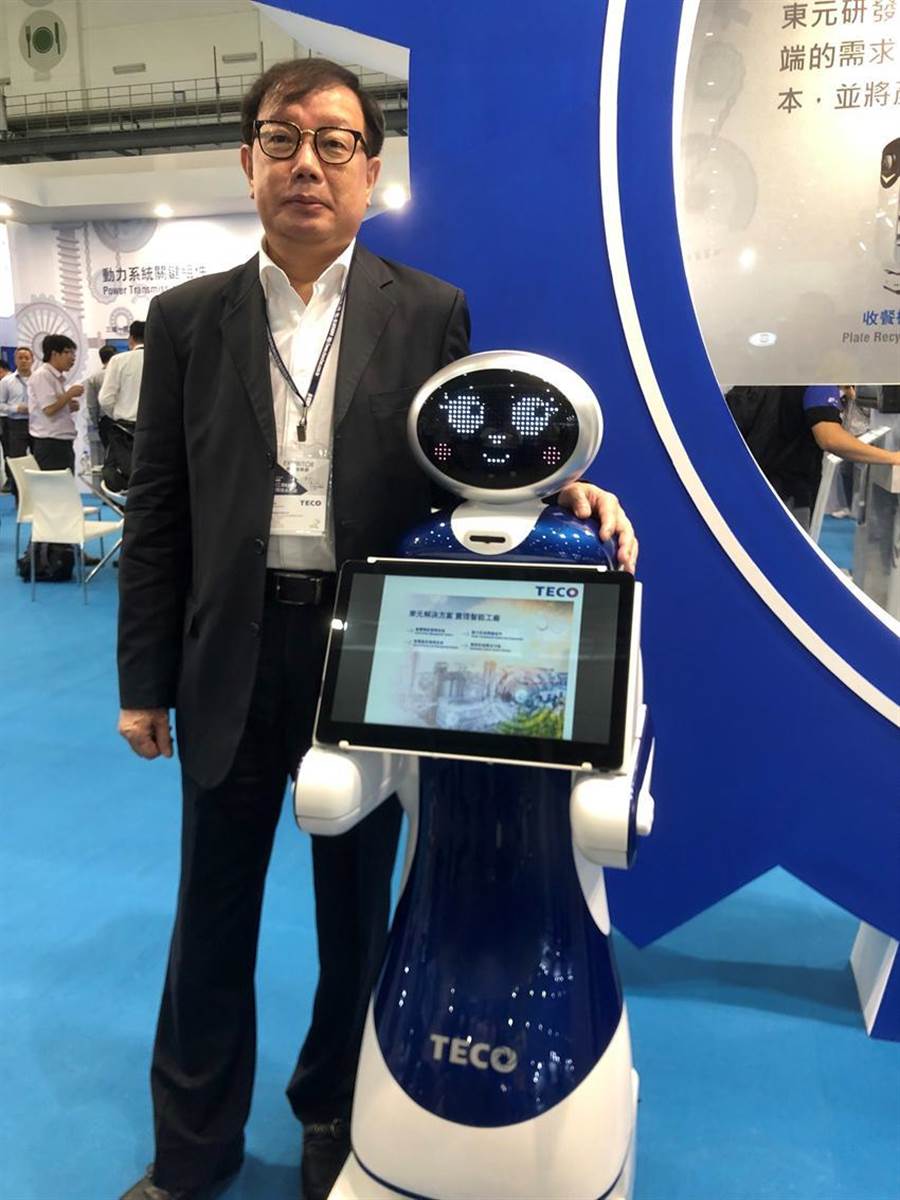 東元電機(jī)新開發(fā)導(dǎo)覽機(jī)器人今首度曝光，負(fù)責(zé)全桉的東元協(xié)理林勝泉。圖／沉美幸